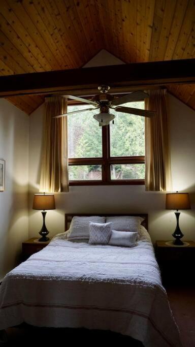 Chalet Style Cottage Near Shawnigan Lake Eksteriør bilde