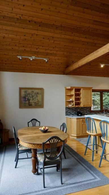 Chalet Style Cottage Near Shawnigan Lake Eksteriør bilde