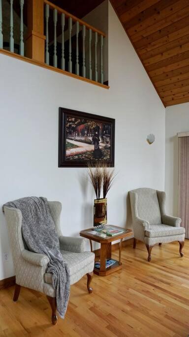 Chalet Style Cottage Near Shawnigan Lake Eksteriør bilde